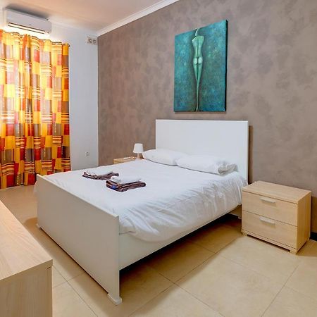Modern 2 Bedroom Maisonette in Central Sliema Buitenkant foto