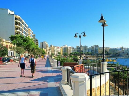 Modern 2 Bedroom Maisonette in Central Sliema Buitenkant foto